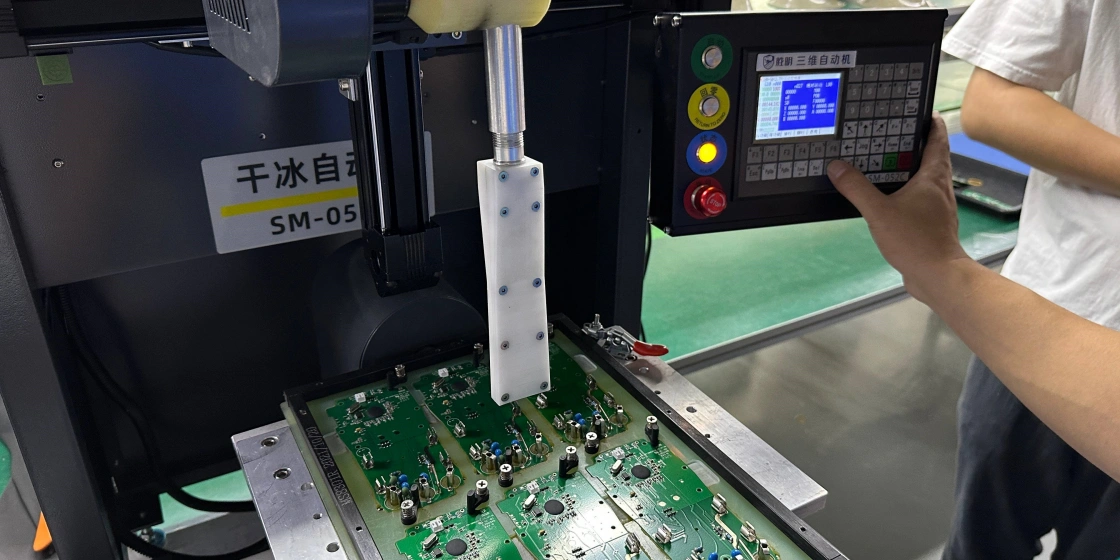 Dry ice cleaning for PCBA