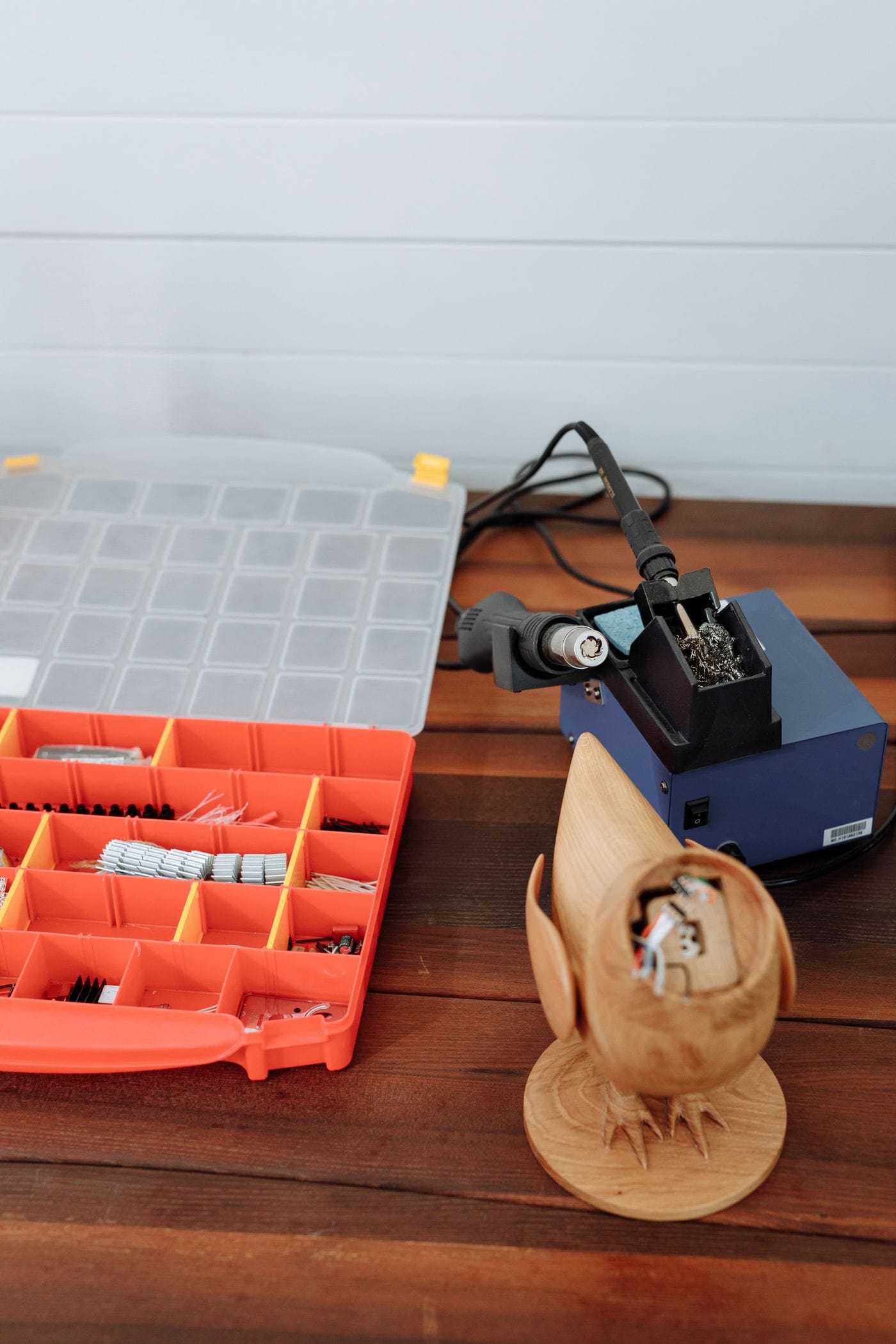 Compartmented electronic parts and soldering equipment prepared on a workbench